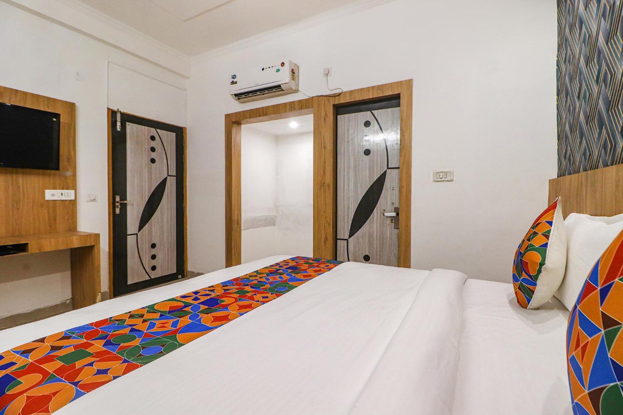 Hotel Fabexpress Rainbow Villa - Nr Igi Airport New Delhi 3*
